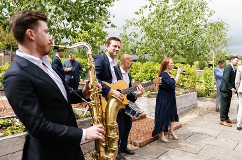 Amber Acoustic Roaming Band at Silchester Farm Juliet Mckee Photography 4
