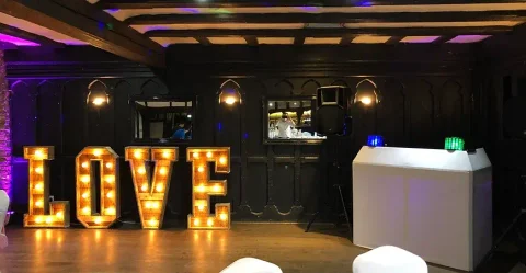 DJ Carl Set Up 2 London Event and Wedding DJ Gecko Live Entertainment