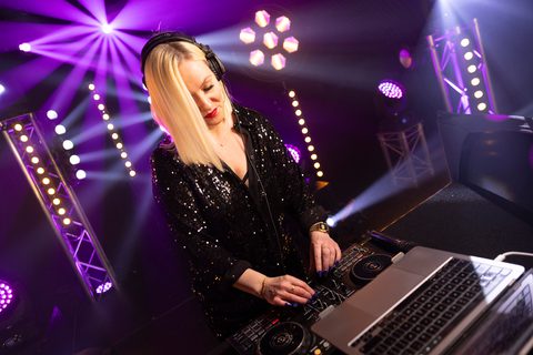 DJ Kat Berkshire Live DJ Singer Gecko Live Entertainment