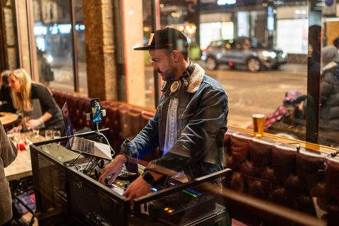 DJ Payne Gecko Live Entertainment Live Djing in a bar
