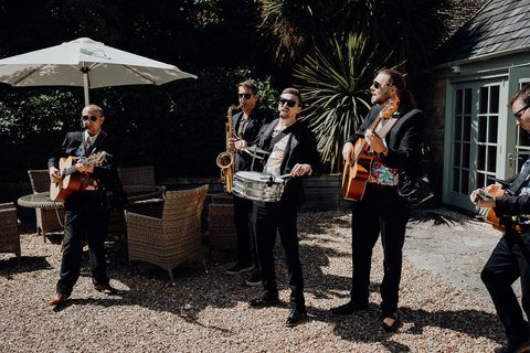 The Strolling Tones at The Bay Tree in Burford - Gecko Live Entertainment