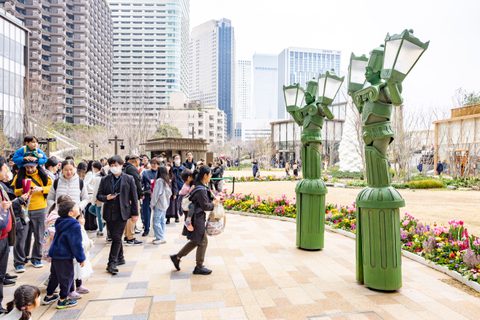 Living Lamp Posts In Tokyo 3 Gecko Live Entertainment