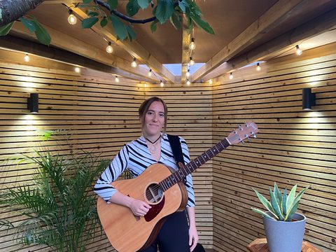 Solo Guitarist Alice Gecko Live Entertainment Solo Guitar and singer