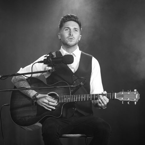 Solo Guitarist Singer Kieron Local Wedding performers Gecko Live Entertainment